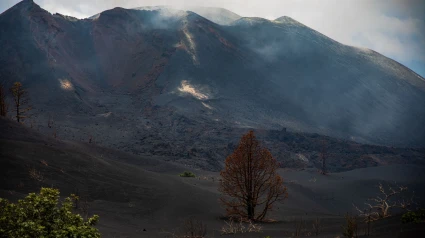 Vistas del volcán Tajogaite desde el camino habilitado para los turistas que sale desde el Llano del Jable