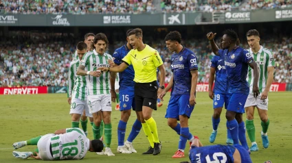 Pulido Santana recibe las protestas de los jugadores del Getafe y el Betis.

900/Cordon Press