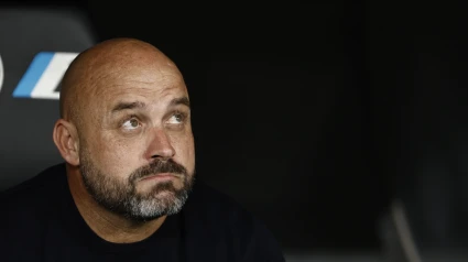 El técnico del Espanyol, Manolo González, antes del inicio del encuentro ante el Real Madrid