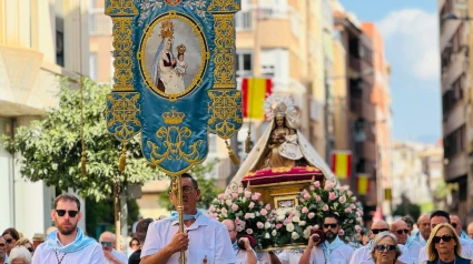 El trono de la Virgen de las Huertas durante su traslado a la iglesia de San José