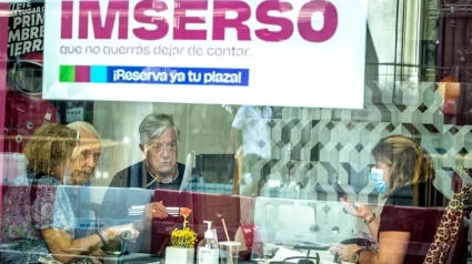 En la imagen, varias personas mayores piden información