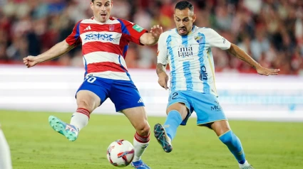 Sergio Ruiz disputa un balón frente al Málaga