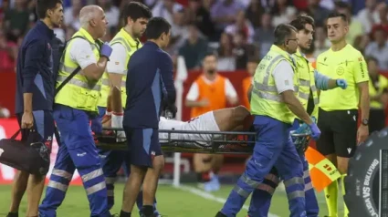 Saúl abandona en camilla el campo tras caer lesionado ante el Valladolid.