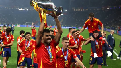 Rodri levanta la Eurocopa durante la celebración de España.