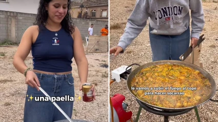 La joven que hace la paella