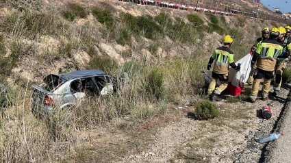 Fallece una conductora que viajaba en coche con sus nietos tras salirse de la vía en Garrucha.

   GARRUCHA (ALMERÍA), 25 (EUROPA PRESS) 

   Una mujer de más de 70 años de edad ha fallecido este miércoles tras sufrir un accidente de tráfico en Garrucha (Almería) al salirse de la vía AL-370 con el vehículo que conducía en el que iba a acompañada de sus dos nietos, de corta edad, quienes han resultado heridos de carácter leve.

   Fuentes del servicio unificado de emergencias 112 y Bomberos del Levante han indicado a Europa Press que fue sobre las 13,45 horas cuando se recibió un aviso sobre el accidente que habría tenido lugar en la citada vía, a la altura de una popular pista de karting, sentido Los Gallardos, de donde la víctima era vecina.

   Así, hasta el lugar del siniestro se han desplazado efectivos de Bomberos del Levante, que constataron la salida del vehículo por causas que aún se desconocen sin que se observara la implicación de otros coches sobre el terreno. Asimismo, pudieron ver que había una persona fallecida.

   Los niños fueron puestos a disposición de los servicios sanitarios para un chequeo, si bien aparentemente no revestían lesiones de gravedad.

   Por su parte, el alcalde de Los Gallardos, Francisco Reyes, ha lamentado el fallecimiento de esta vecina de la pedanía de Alfaix, quien rondaba los 75 años y era "muy participativa" y "querida" en el municipio, por lo que ha trasladado sus condolencias a familiares y allegados.

POLITICA 
BOMBEROS DEL LEVANTE