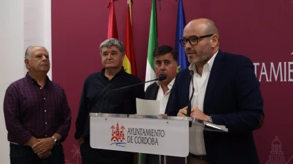 El teniente de alcalde delegado de Movilidad del Ayuntamiento de Córdoba, Bernardo Jordano, y el delegado de Infraestructuras, Miguel Ruiz Madruga, con vecinos para informar de la obra prevista en la calle Alfaros.