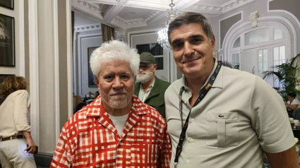 Eduardo Casanova con Pedro Almodóvar