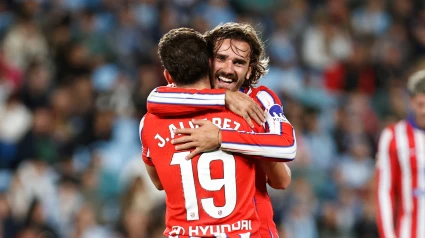 Julián Álvarez y Griezmann celebran el gol marcado en Balaídos en el minuto 90