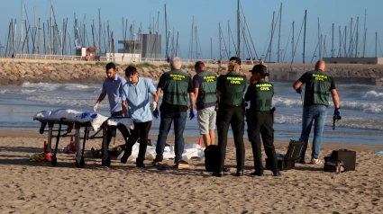 La guardia civil procediendo al levantamiento del cadáver