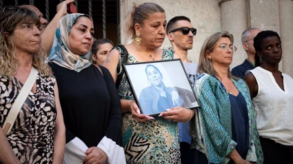 Compañeras y amigas de la fallecida durante el minuto de silencio por los dos muertos en una pelea en el barrio Font de la Pólvora
Glòria Sánchez - Europa Press