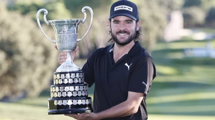 Ángel Hidalgo posa este domingo con el trofeo, tras su victoria en el Abierto de España