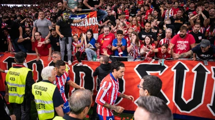 Koke y Giménez se dirigen a sus aficionados del fondo sur.