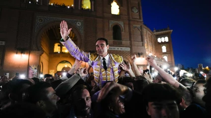 Enrique Ponce, en su salida a hombros este sábado en Las Ventas