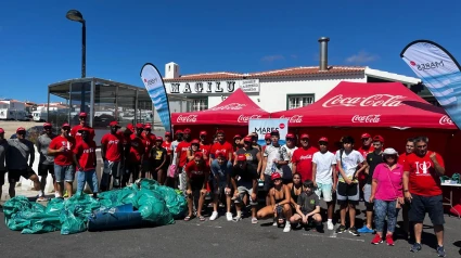 Voluntarios en la jornada de recogida de residuos en la Playa de Abades | Mares Circulares, Coca-Cola