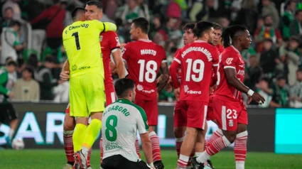 Los jugadores del Cartagena se felicitan por el triunfo en El Sardinero