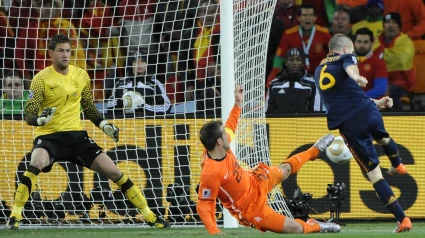 Andrés Iniesta, en el momento del disparo que dio el primer Mundial a España

Image number 06166337 date 11 07 2010 Copyright imago Gribaudi ImagePhoto 11 07 2010 Johannesburg FIFA World Cup 2010 Final Holland orange vs Spain Blue 0 1 n v goal from Andres Iniesta right to 0 1 against Rafael van the Vaart centre and Goalkeeper Maarten Stekelenburg PUBLICATIONxNOTxINxITA Football men World Cup National team international match Johannesburg Final Action shot Vdig xsk 2010 horizontal Highlight