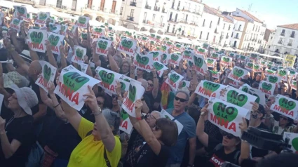 Manifestación de la Plataforma Salvemos la Montaña en la Plaza Mayor de Cáceres