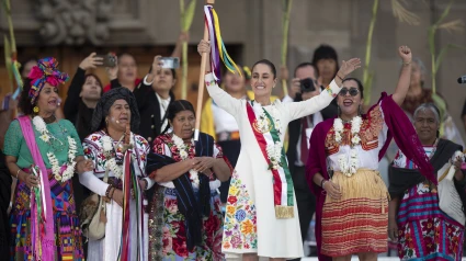 La presidenta de México, Claudia Sheinbaum, participa en la ceremonia de entrega del Bastón de Mando por parte de los representantes de los pueblos indígenas