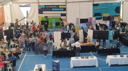 Panorámica del campus durante el encuentro tecnológico con mayores