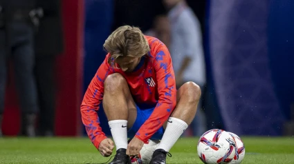 Antoine Griezmann se ata las botas Kipsta de las que será la nueva imagen.