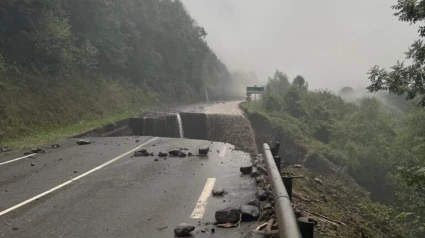 Socavón tras las lluvias torrenciales en la RN134