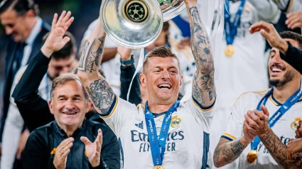 Toni Kroos levanta la Decimoquinta, su último trofeo como jugador.