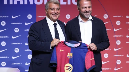 Laporta posa junto a Flick en su presentación como técnico del Barça