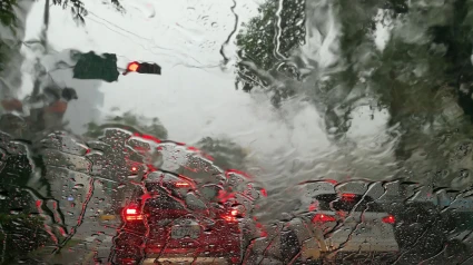 Lluvia sobre cristal de un coche