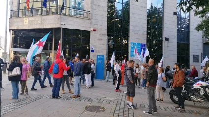 Concentración en apoyo de los trabajadores de Maitours a las puertas de la Xunta en Ferrol