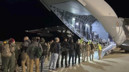 Personal militar embarca en un avión hacia Beirut desde la base de Torrejón