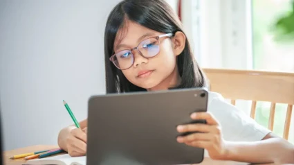 Foto de archivo de una niña con gafas