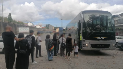 Los viajeros haciendo cola para subir al autobús este jueves