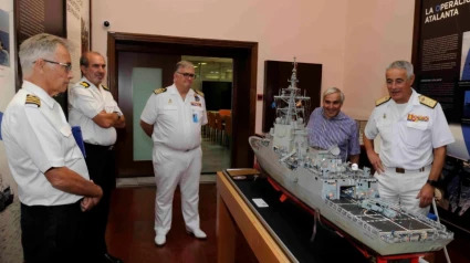 José Romero de Ávila, en el Museo Naval, junto a su maqueta