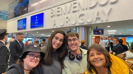 Los alumnos del Xelmirez II junto a la coordinadora de sus proyecto en el aeropuerto de Montevideo