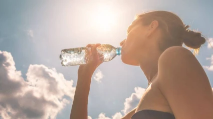 Imagen de archivo de una mujer bebiendo agua