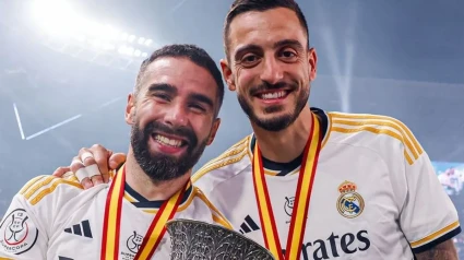 Dani Carvajal posa con su cuñado Joselu tras ganar un título con el Real Madrid.