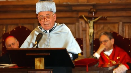 Monseñor Montero recibiendo el doctorado Honoris Causa por la Facultad de Periodismo de la Universidad Pontificia de Salamanca en 2004