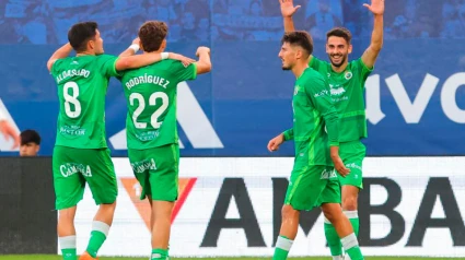 Los jugadores del Racing celebran el polémico gol de Pablo Rodríguez