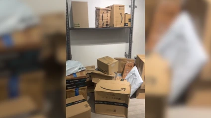 Compra un paquete de Amazon en una tienda de Madrid y así reacciona su novio al abrirlo