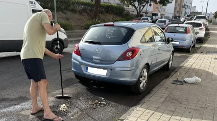 Vecino limpiando.| Plataforma Almatriche Bajo