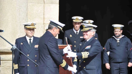 Gonzalo Villar, izquierda, recoge de Frutos el bastón de mando del Arsenal de Ferrol