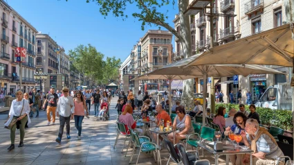 MW7J78 Las Ramblas, Barcelona. Cafe on the busy Rambla dels Caputxins, Barcelona, Catalunya, Spain.