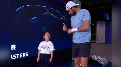 Matteo Berrettini saluda a una pequeña antes de saltar a la pista en Shanghai