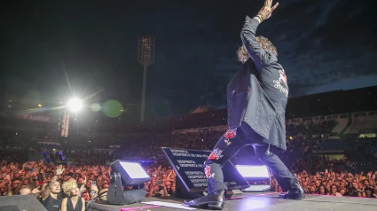 El cantante Enrique Bunbury durante el concierto que ofreció en julio de 2024 en el estadio de La Romareda