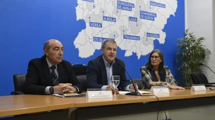 El delegado de la Xunta, Manuel Pardo, explica la nueva cartografía actualizada a representantes de 50 concellos ourensanos