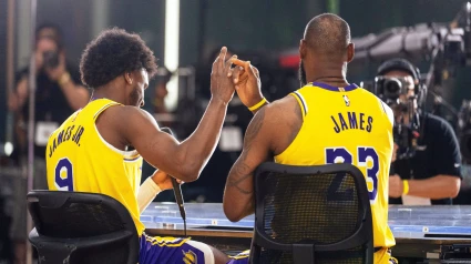 LeBron y su hijo Bronnie juegan juntos en los Lakers.