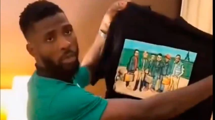 Iheanacho, con una de las camisetas en venta para sus compañeros.