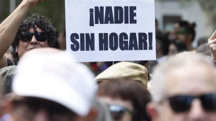 -FOTODELDÍA- vMADRID, 13/10/2024.- Manifestación que bajo el lema 'Se acabó. Bajaremos los alquileres' tiene lugar este domingo en Madrid en reclamo de medidas eficientes que ayuden a contener el precio de la vivienda en alquiler. EFE/Chema Moya