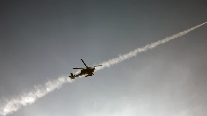 Un helicóptero Apache israelí dispara un misil hacia un objetivo en el Líbano, visto desde Miilya, en el norte de Israel